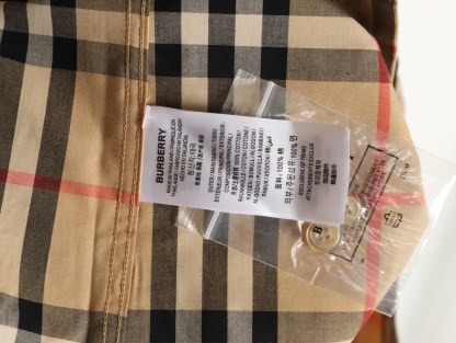 Burberry/巴寶莉 標籤貼布格紋棉質長袖襯衫
第一時間打版。面料為定制俯綢，上身絲滑透氣。紅外線定位裁剪，
定制貝殼頭扣，領子袖口復合硬襯，暴力水洗不會變形。
埋夾包縫工藝，保持版型不變形。國內頂級襯衫代工廠出貨，
前短後長 剪裁大膽突破常規，
完美還原Zp每個細節，商務休閒皆可搭配，人手幾件絕不為過。
裝飾品牌典藏 復古大格紋，BUR粉絲的衣櫥珍藏款式,尤其是對於忠實的BUR粉來說，
此款更是絕對不能錯過的珍寶級別產物！
S Size:S-XL