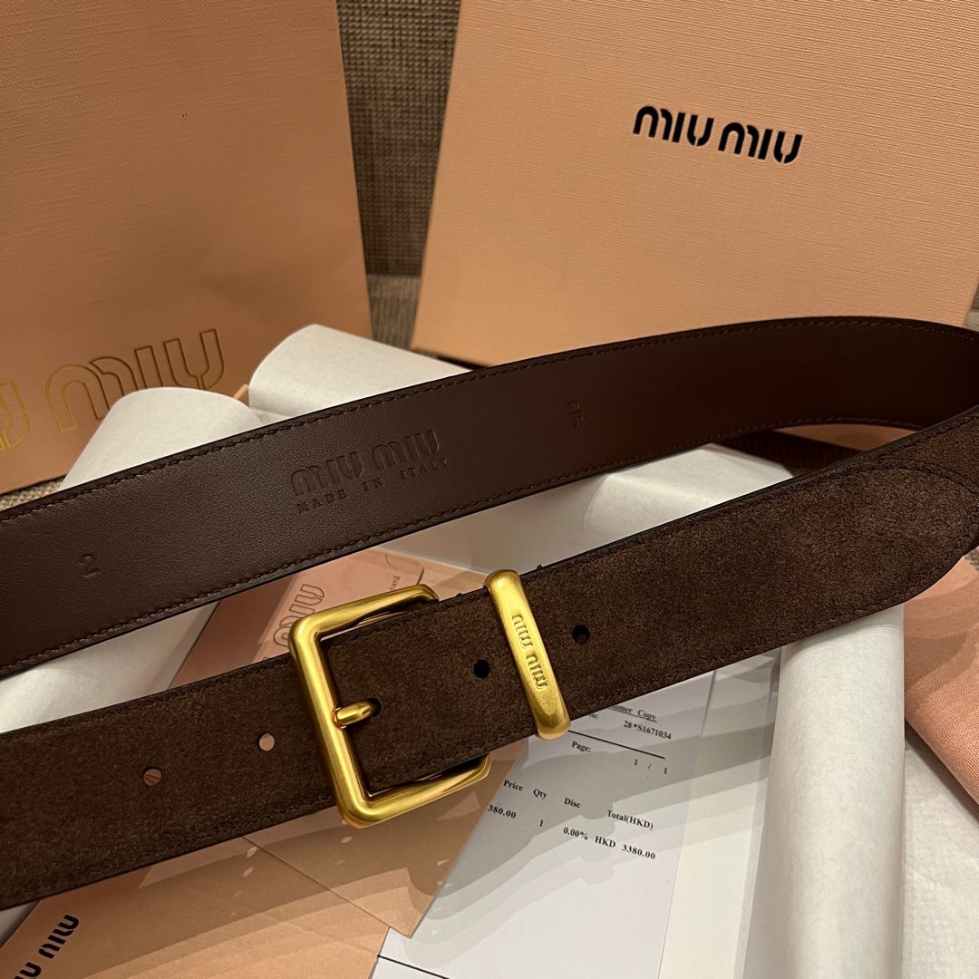 MiuMiu 今年大爆款上新‼️‼️
皮質絨面 冬天超適合絨絨的
這就是野性與可愛結合的反差美！
關但寬度粗 腰頭大 有一種野性與可愛結合的反差美～
炎名系上有甜酷甜酷的氛圍感喔#
寬度 ：3.5cm
