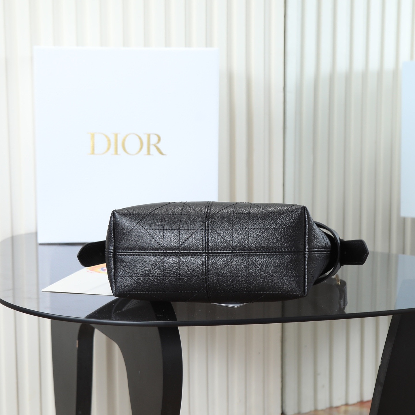 原廠皮 小號粒面牛皮 黑色 

Voyage秋冬系列油蠟皮
又是一個王炸級別，直接擊中心巴上
自帶鬆弛感，包形柔軟又隨意
復古的油蠟牛皮，經典藤紋格，雙拉鍊設計
整體高級又時髦，精緻感滿滿的字母吊墜
細節非常到位，超大的容量，自用超輕便
時髦精們都懂這款的含金量

型號：2845

size:22*9.5*15cm