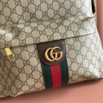 💋💋💋《配全套原廠專櫃包裝》【新品】Ophidia系列匠心選用白色配色，搭配經典廓形與新增功能性設計，甄選觸感柔軟的織物打造。這款背包以柔軟GG Supreme材質打造，匠心綴飾雙G標識和紅綠織帶細節。

