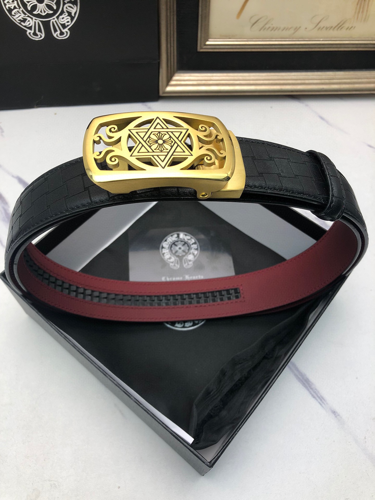 克羅星：原單頭層牛皮燙印花紋面，內襯頭層小牛皮底，搭配原單自動扣，可裁剪的自動帶，此款腰帶面雙採用意大利原定廠制進口牛皮帶身 ，對專版櫃足寬3.5