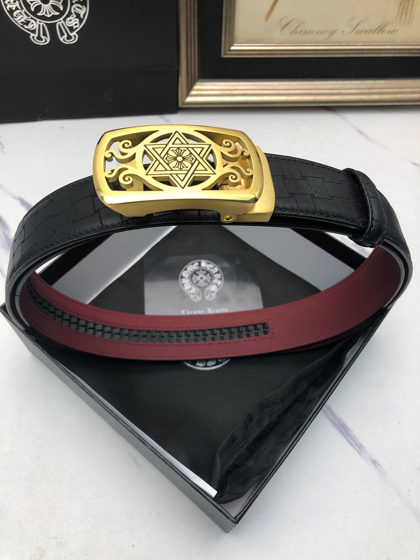 克羅星：原單頭層牛皮燙印花紋面，內襯頭層小牛皮底，搭配原單自動扣，可裁剪的自動帶，此款腰帶面雙採用意大利原定廠制進口牛皮帶身 ，對專版櫃足寬3.5