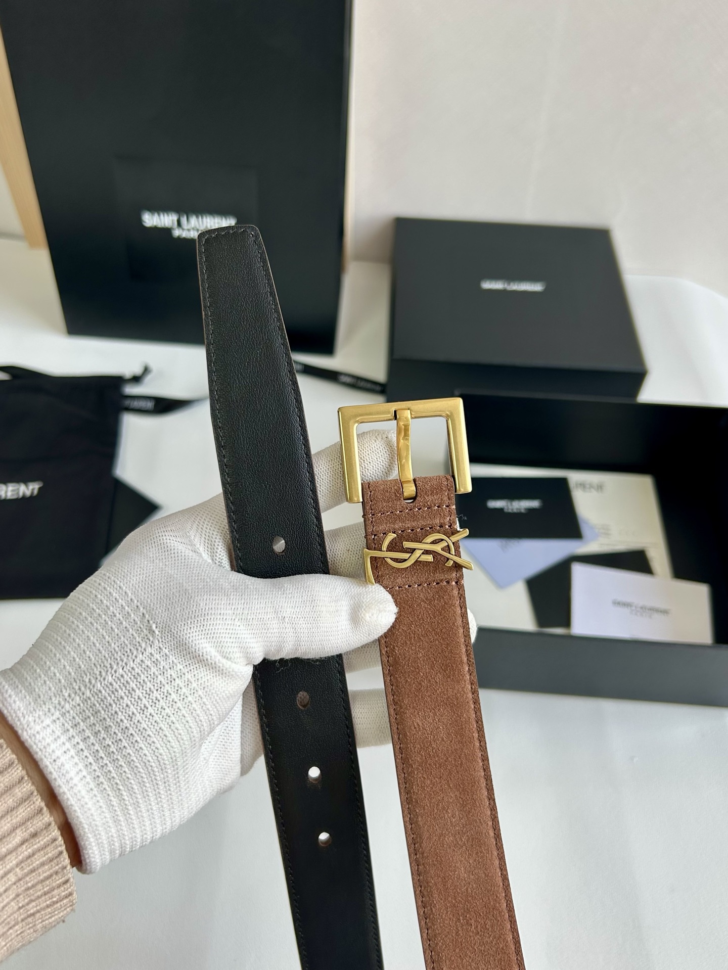 聖羅蘭 女士腰帶，進口小牛皮 配以CASSANDRE 標識腰帶環。古銅色金銀五金可選。精緻優雅的設計，寬度3.0cm