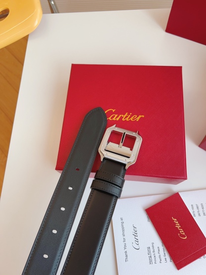 
Cartier（卡地亞）憑借匠心傑作展現與眾不同的美感，融合精湛工藝與經典設計，演繹雋永風格；瀟灑不羈，果敢獨立！此款式易搭配服飾；休閒正裝兩相宜。皮帶寬度：35mm