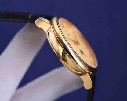 
玫瑰][玫瑰]20223【OMEGA】新款推薦，蝶飛系列＂升級版＂，機芯型號為ETA2824-6機芯（6位真日曆與24小時星辰功能） 質量穩定，尺寸40mm，厚度1.1mm.表殼為316L全鋼鍍納米鉑金表技術，更彰顯高貴大氣，錶帶搭配意大利頭層小皮，是你佩戴裝飾不二選擇。實物更高大上，期待你的品鑒[抱拳]送禮自戴精品！[勝利]高端品質，匠心獨具！大廠品質！歡迎轉載！