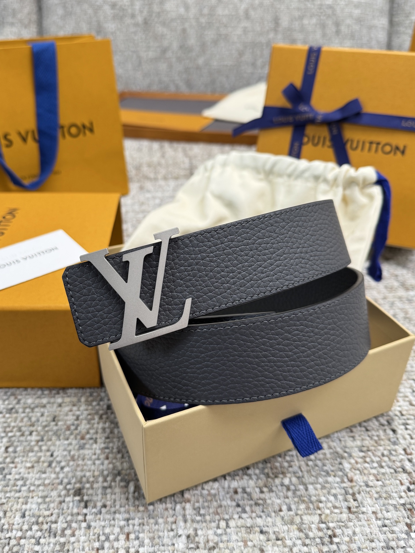 
Louis Vuitton LV腰带 荔枝纹皮底系列 原厂五金 精致手工绘边 柔软舒适 宽4.0