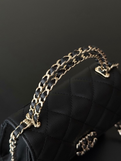 Chanel 25S 新款本季 最火的小球牛皮Kelly 手柄包
這顆絕對是黑馬
第一眼看到就深深愛上💕
顏值不必說 直接閉眼入不會錯
很好打理 也是百搭型
實現了單背斜挎腋下背手拎的效果📷
簡直就是福音〰️
很精緻 值得珍藏🔝

五金：全鋼18K淺金
皮料：獨家Haas小牛皮
尺寸：𝟏𝟒.𝟓*𝟏𝟏.𝟓*𝟓.𝟓 𝚌𝚖
型號：AS3237