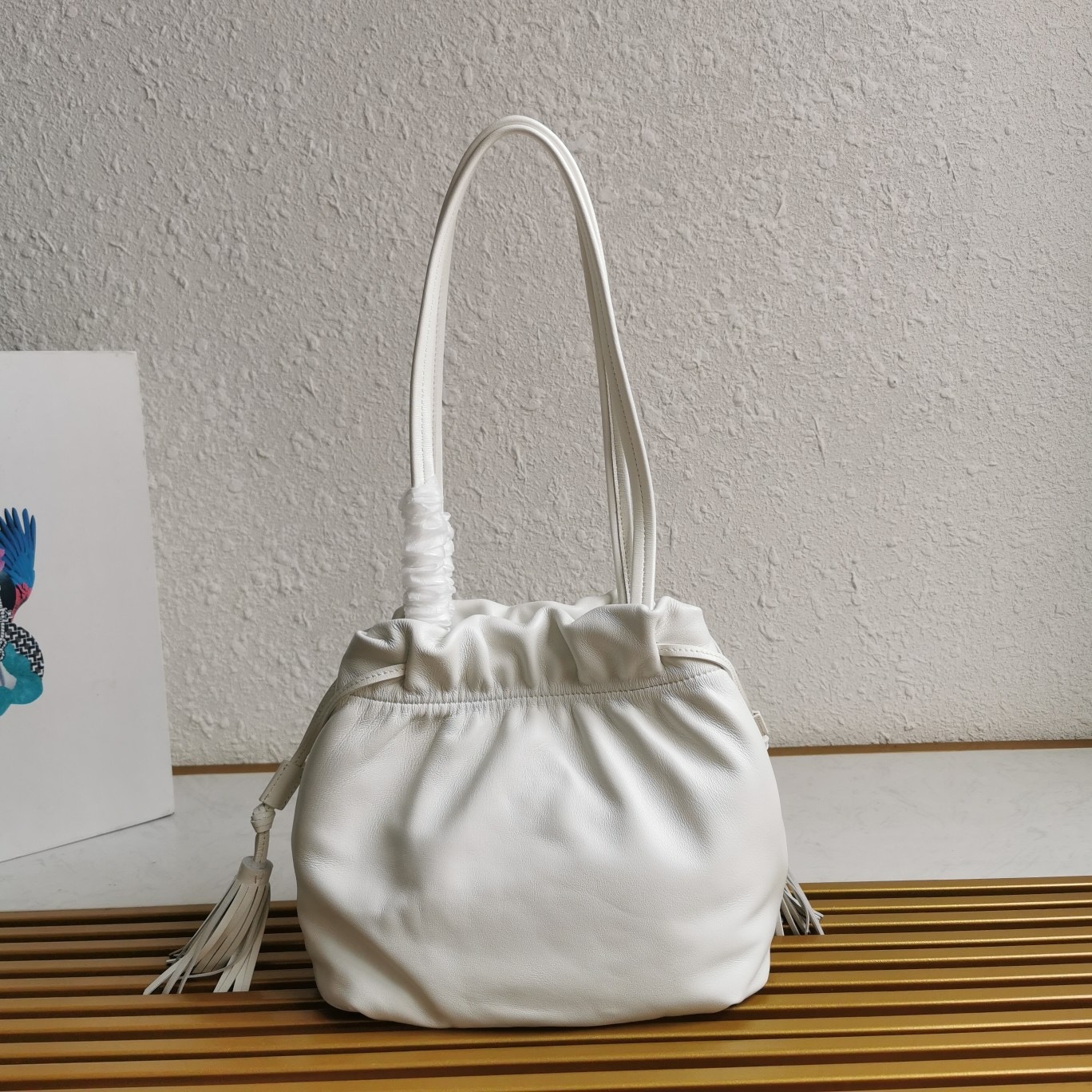 【 原單】P家🌹🎉新款福袋包🎉1BG541小羊皮🎉🎉這款福袋包採用進口小羊皮，袋口為抽繩加兩邊流梳設計，顯得整個包格外時尚又輕便又休閒，袋口為磁扣開合，內配有拉鍊和口袋，上身效果非常漂亮，女士們，趕緊入手吧，又是一款永久了過時爆款🎉🎉尺寸：長24x高25x底11cm🎉