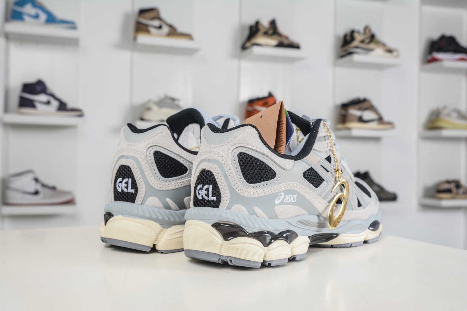 Asics Gel-NYC 亞瑟士運動休閒透氣專業跑鞋 
貨號: 1203A383 004
尺碼：36 37 37.5 38 39.5 40 40.5 41.5 42 42.5 43.5 44 45