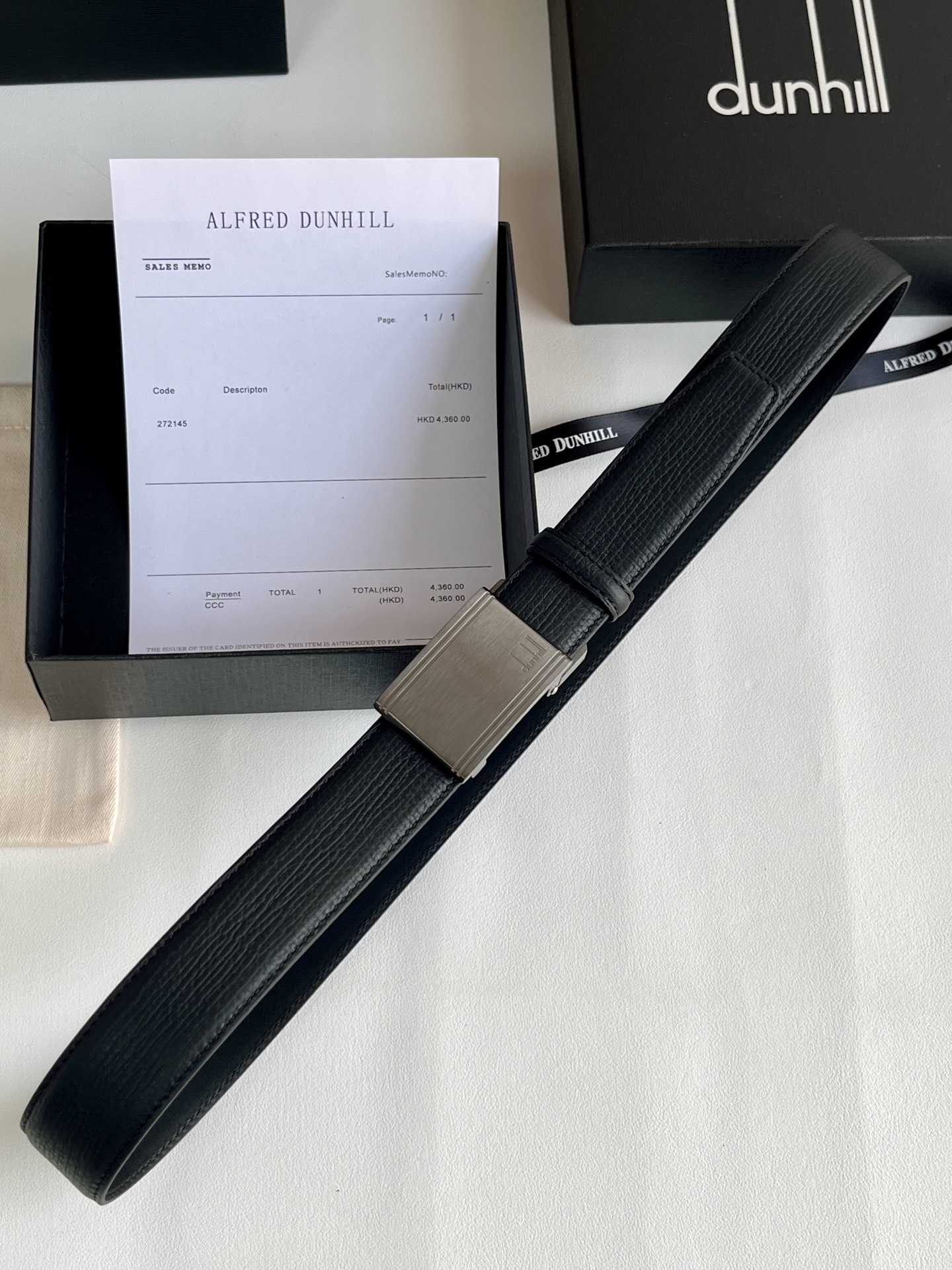 登喜路（Dunhill）是一家英國倫敦的男士奢侈品牌。皮帶以其精湛的工藝和經典的設計，成為男士配飾中的精品。皮帶的質感好、耐用性強，商務休閒百搭款！