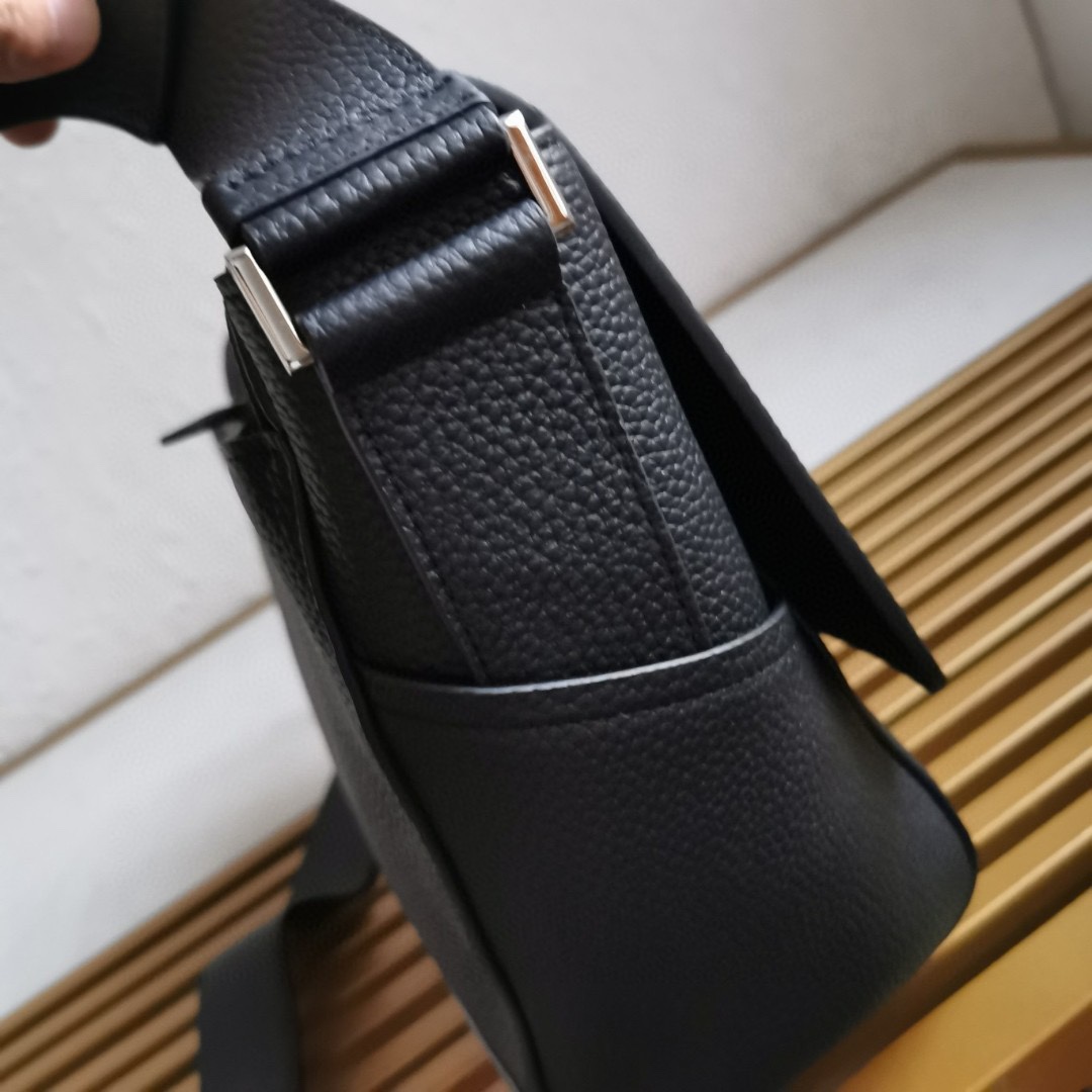 【 原單】🎉新款郵差包🎉🎉2VD069🎉🎉這款皮革單肩包採用進口小牛皮，彰顯時尚休閒格調。精緻小巧，翻蓋廓形搭配可調節肩帶，飾有金屬五金配件和字母徽標。翻蓋設計 上身效果非常酷，寶寶們，趕緊入手吧🎉🎉長22x高22x底12cm🎉🎉🎉👏👏