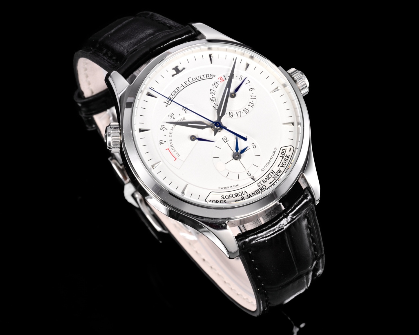 Factory出品
【市場最高版本】JL積家 各路大咖都叫它大醜 其實賦予的是極高贊美 論品味與外觀 在鐘錶界有著舉足輕重的地位 戴出去怎麼都是長臉 各種彰顯品味 Master 地理學家大師系列 Q1428421 復刻版全新升級 多功能腕表 升級Cal.939A機芯 打磨效果更近原裝 升級軸 自動陀為玫金邊 字面紋路清晰 功能：日期顯示 雙時區 動力儲備顯示 316L精鋼  直徑42mm  原裝折疊扣！V+ Factory匠心之作 值得你擁有！