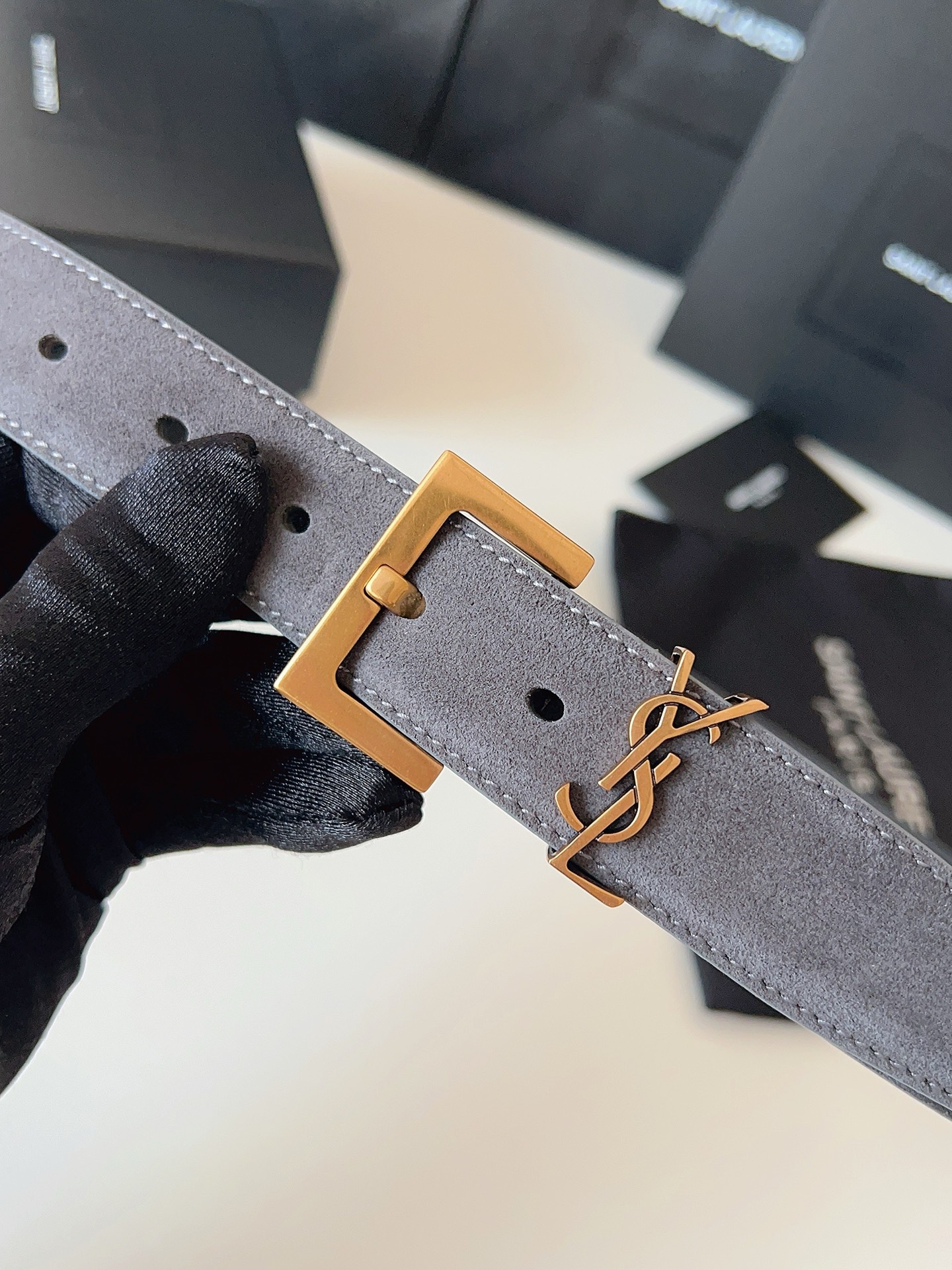 
ysl聖羅蘭2026女士新款腰帶，冬季爆款絨面原版皮，方形搭扣配以ysl標識腰帶環，女士冬季必備款，寬度3.0cm