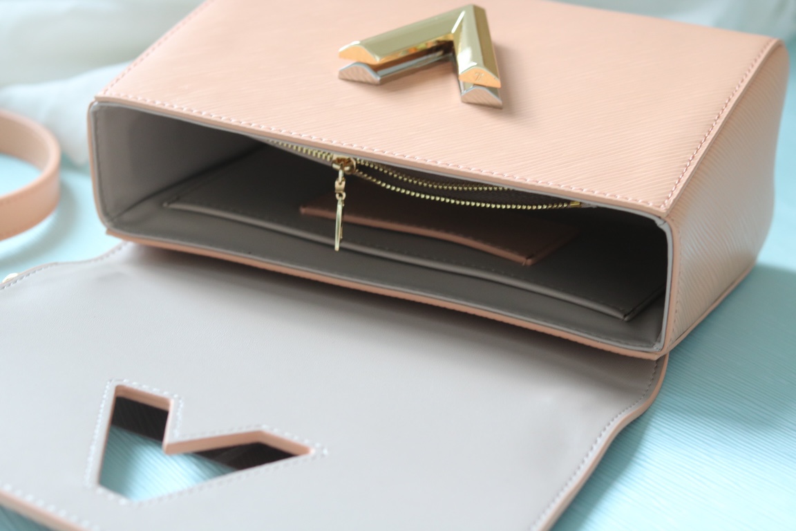 原版品質[玫瑰]歡迎貨比三家[玫瑰]款號：50391/22773/22774/23074/22768[玫瑰][玫瑰][玫瑰]本款Twist中號手袋將品牌標誌性Monogram花卉精巧融入裝飾鏈條，與雙色鎖扣相互呼應，優雅詮釋當季 TwistedFlowers主題。內貼袋之一配有可拆卸鏡子。
23x17x9.5釐米(長度x高x寬) Epi粒面皮革牛皮革飾邊牛皮革內襯金屬件
LVTwist扭鎖
內貼袋，配有可拆卸鏡子後側內貼袋
大號前內袋配有拉鍊袋肩帶:可拆卸，可調節包帶半長:350釐米
