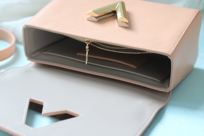 原版品質[玫瑰]歡迎貨比三家[玫瑰]款號：50391/22773/22774/23074/22768[玫瑰][玫瑰][玫瑰]本款Twist中號手袋將品牌標誌性Monogram花卉精巧融入裝飾鏈條，與雙色鎖扣相互呼應，優雅詮釋當季 TwistedFlowers主題。內貼袋之一配有可拆卸鏡子。
23x17x9.5釐米(長度x高x寬) Epi粒面皮革牛皮革飾邊牛皮革內襯金屬件
LVTwist扭鎖
內貼袋，配有可拆卸鏡子後側內貼袋
大號前內袋配有拉鍊袋肩帶:可拆卸，可調節包帶半長:350釐米
