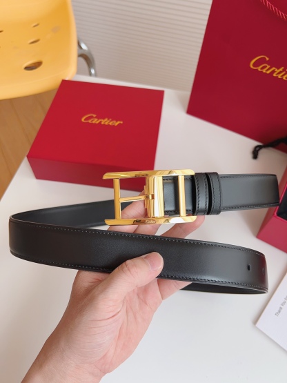 
Cartier（卡地亞）憑借匠心傑作展現與眾不同的美感，融合精湛工藝與經典設計，演繹雋永風格；瀟灑不羈，果敢獨立！此款式易搭配服飾；休閒正裝兩相宜。皮帶寬度：35mm