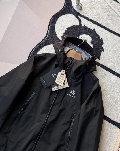 KAILAS凱樂石博格達衝鋒衣！防風防水透氣保溫，六色可選！面料採用與100D Gore-Tex Pro同級防護科技，人性化剪裁設計立體剪裁在肩部、肘部預留充足活動空間，背負重包時也不會束縛動作。風帽後側設有抽繩調節系統，暴雨時收緊可防止雨水糊臉；袖口採用鈎環固定，大幅活動時不易移位。透氣與輕量平衡腋下雙拉鍊設計能在運動時形成有效通風。整體重量控制得當，長途徒步不會造成負擔。可拆卸內膽：三合一設計最驚喜的是羽絨內膽
羽絨內膽特別輕便，保暖效果很好；可拆卸，很方便穿脫，拆掉羽絨內膽，就是一件風殼