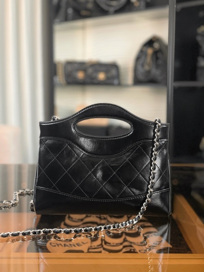 特▪️級鋼 大H實拍
全新到貨🆕𝗖𝗵𝗮𝗻𝗲𝟭 𝟮𝟓𝐏 羊皮系列
𝟥𝟣𝖡𝖺𝗀 𝖭𝖺𝗇𝗈 黑色

𝟐𝟓𝐏橫版𝟥𝟣𝗆𝗂𝗇𝗂可愛無敵𝖦𝖾𝗍❕
“包王”經典再現巧妙設計🪄
滿足了時髦精的在所期待啦…
軟萌感讓我毫無抵抗力〰️

五金：厚鍍𝟣𝟦𝖪淡金
皮料:   金標𝗓𝗉原廠小羊皮
尺寸：𝟣𝟩.𝟧*𝟤𝟢.𝟧*𝟥.𝟧 𝖼𝗆
3656