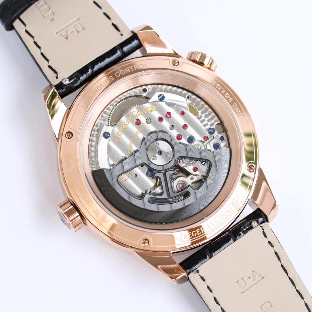 積家 北宸系列  Geographic WT“全球限量版”地理學家世界時腕表採用藍黑漸變色與全黑色錶盤 腕表的凸緣顯示全球24個時區 成為行動派男士旅行期間的可靠搭檔 佩戴者可透過10時位置的表冠設定 尺寸43mm表殼 316L鋼殼 搭配拱“鍋蓋”鏡面 採用亞洲機芯復刻版：936A/1自動上鏈 技術無與倫比 城市名部分以乳白色為基底 2時位置的日曆顯示 6時位置的第二時區顯示和10時位置的動力儲存顯示副錶盤飾以太陽放射狀飾紋 進口牛皮 升級版原裝折疊扣 SJ精緻推薦男士多功能機械腕表