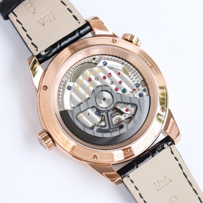 積家 北宸系列  Geographic WT“全球限量版”地理學家世界時腕表採用藍黑漸變色與全黑色錶盤 腕表的凸緣顯示全球24個時區 成為行動派男士旅行期間的可靠搭檔 佩戴者可透過10時位置的表冠設定 尺寸43mm表殼 316L鋼殼 搭配拱“鍋蓋”鏡面 採用亞洲機芯復刻版：936A/1自動上鏈 技術無與倫比 城市名部分以乳白色為基底 2時位置的日曆顯示 6時位置的第二時區顯示和10時位置的動力儲存顯示副錶盤飾以太陽放射狀飾紋 進口牛皮 升級版原裝折疊扣 SJ精緻推薦男士多功能機械腕表