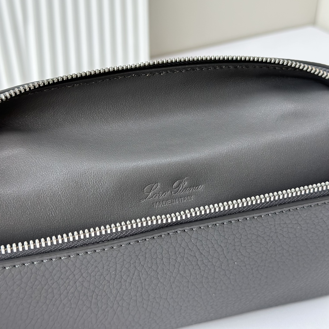 𝓛𝓸𝓻𝓸 𝓟𝓲𝓪𝓷𝓪諾悠翩雅
𝑬𝒙𝒕𝒓𝒂 𝑷𝒐𝒄𝒌𝒆𝒕 𝑳𝟏𝟗 
這是一款大開口結構的功能性設計的手拿包，經典風格和簡約設計的組合體。包身採用進口原廠小牛皮材質，輕微的錘紋呈現優雅的紋理，內里採用進口原廠小羊皮。皮革手柄和可拆卸肩帶，可打造出不同背法實用百搭。雙向拉鍊開合，搭配My Charms銀色金屬掛飾。（LP特級全鋼配件五金）
size：11×19×6.5cm
貨號：FAN4046
配套全套專櫃禮盒包裝🎁