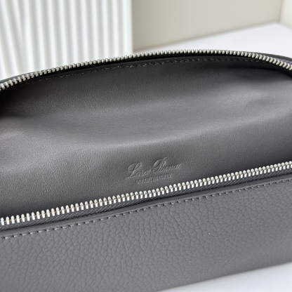 𝓛𝓸𝓻𝓸 𝓟𝓲𝓪𝓷𝓪諾悠翩雅
𝑬𝒙𝒕𝒓𝒂 𝑷𝒐𝒄𝒌𝒆𝒕 𝑳𝟏𝟗 
這是一款大開口結構的功能性設計的手拿包，經典風格和簡約設計的組合體。包身採用進口原廠小牛皮材質，輕微的錘紋呈現優雅的紋理，內里採用進口原廠小羊皮。皮革手柄和可拆卸肩帶，可打造出不同背法實用百搭。雙向拉鍊開合，搭配My Charms銀色金屬掛飾。（LP特級全鋼配件五金）
size：11×19×6.5cm
貨號：FAN4046
配套全套專櫃禮盒包裝🎁