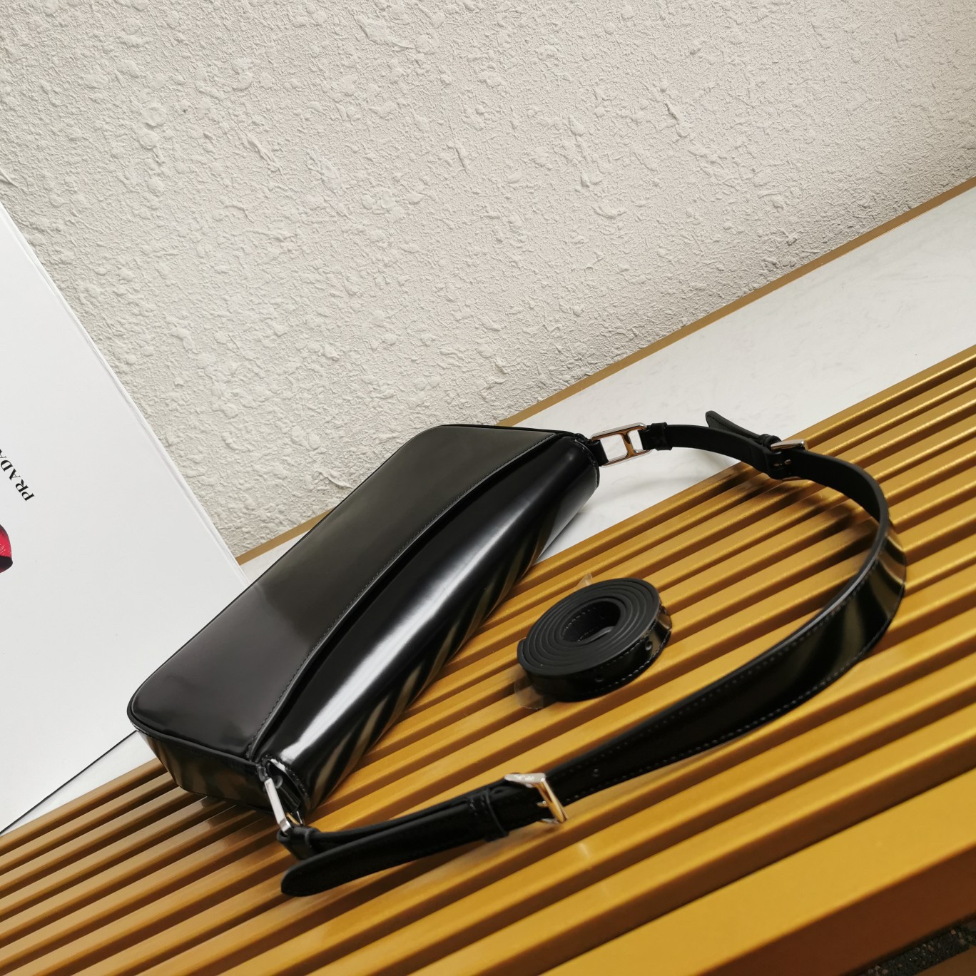 【 原單】🌹新款1BD323🎉🎉這款翻蓋式單肩包以充滿現代感👏採用進口牛皮，配有兩條可拆卸可交換長短肩帶。單肩/斜跨都可以。簡約優雅風尚、一眼相中復古又高級的包包，背上身秒變氣質女孩，容量空間大，各種百搭又時尚😘又是一款永久不過時暴款🙊趕緊入手吧🎉尺寸：長26x高12x底4.8cm🎉🎉🎉👏👏！