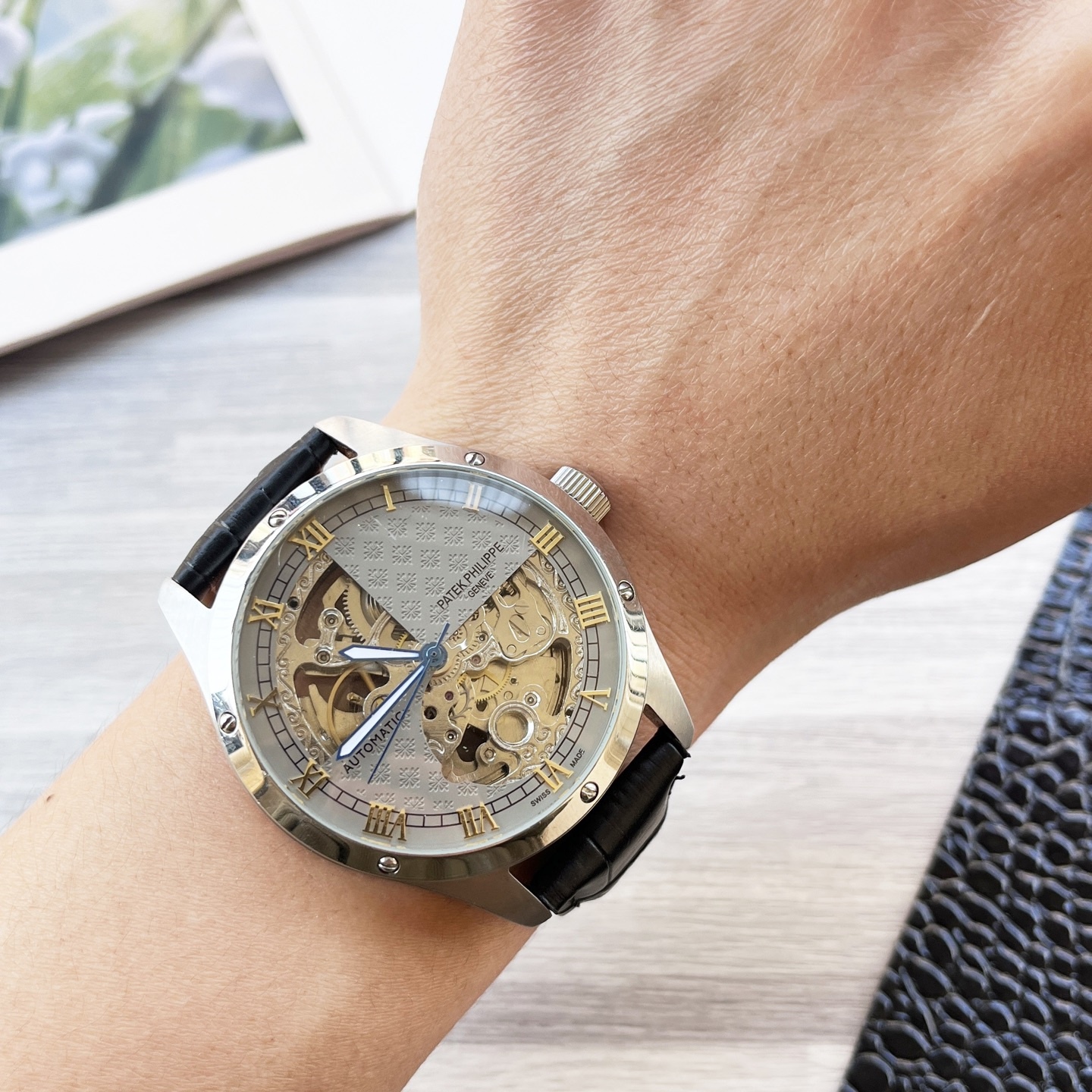 
複雜時計 奢華大氣🔥
經典新品 震撼上市🎈
【最新】：卡地亞大飛輪設計
【類型】：精品男士腕表
【錶帶】：真牛皮錶帶
【機芯】：高端全自動機械機芯
【鏡面】：礦物質強化玻璃（更高清）
品味高雅 浩瀚大氣 匠心獨運 腕間瑰寶
尺寸：直徑42mm厚12.5mm熱賣上市！歡迎轉載！