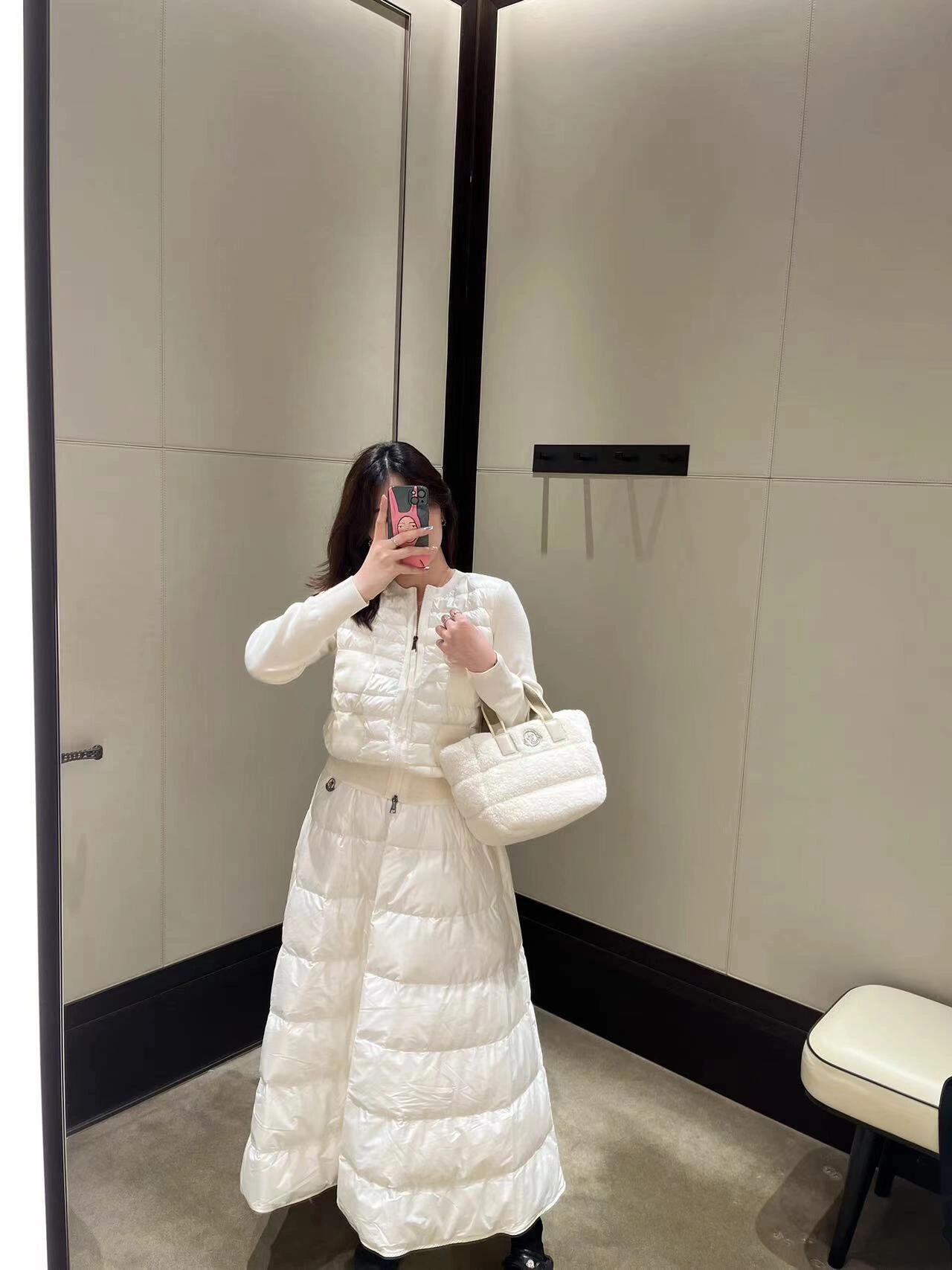 Moncler/蒙口 四口袋針織拼接羽絨外套
這款開衫是換季時期的理想之選，在天氣較溫暖時可作為外套穿著。拉鍊款式，採用舒適的美利奴羊毛面料製成，正面和衣領填充羽絨，更添溫暖。·採用美利奴羊毛製成·Longue saison村裡·尼龍正面填充羽絨·圓領·拉鍊開合 貼袋
A Size:S-XL