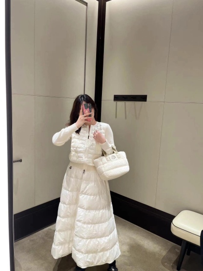 Moncler/蒙口 四口袋針織拼接羽絨外套
這款開衫是換季時期的理想之選，在天氣較溫暖時可作為外套穿著。拉鍊款式，採用舒適的美利奴羊毛面料製成，正面和衣領填充羽絨，更添溫暖。·採用美利奴羊毛製成·Longue saison村裡·尼龍正面填充羽絨·圓領·拉鍊開合 貼袋
A Size:S-XL