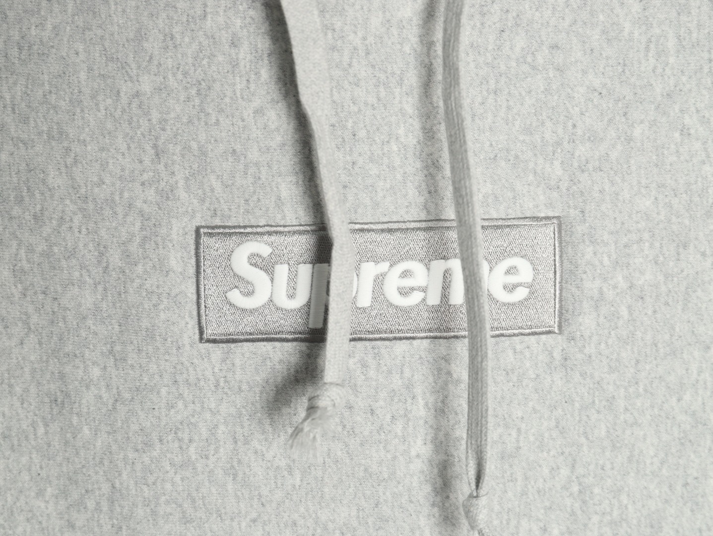 Supreme FW24 WEEK17 Box Logo Hooded Sweatshirt 胸前徽標刺繡logo口袋連帽衛衣帽衫
面料460克 高克重 面布質感強 韌性好 衣服收針處都有打套結（起到加固 久穿不變形 市面普通版本是沒有的哦） 歡迎對比 品質保證
F 尺碼：S M L XL