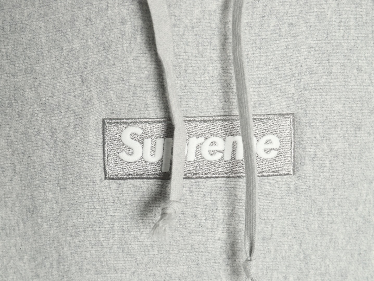 Supreme FW24 WEEK17 Box Logo Hooded Sweatshirt 胸前徽標刺繡logo口袋連帽衛衣帽衫
面料460克 高克重 面布質感強 韌性好 衣服收針處都有打套結（起到加固 久穿不變形 市面普通版本是沒有的哦） 歡迎對比 品質保證
F 尺碼：S M L XL