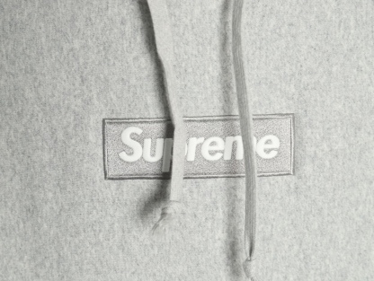 Supreme FW24 WEEK17 Box Logo Hooded Sweatshirt 胸前徽標刺繡logo口袋連帽衛衣帽衫
面料460克 高克重 面布質感強 韌性好 衣服收針處都有打套結（起到加固 久穿不變形 市面普通版本是沒有的哦） 歡迎對比 品質保證
F 尺碼：S M L XL