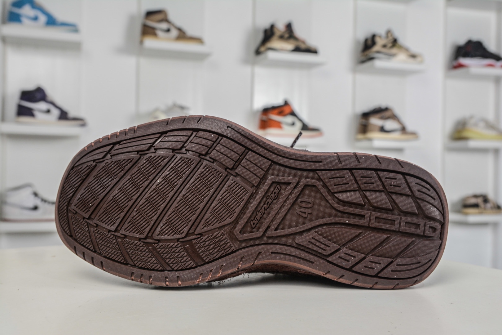 Balenciaga Hamptons Worn-Out Dark Brown 棕色巴黎世家十八18代 滌綸（聚酯纖維）牛皮革 圓頭系帶 低幫 生活休閒鞋板鞋 
貨號：814765 WHPSU 2290
尺碼：35 36 37 38 39 40 41 42 43 44 45 46