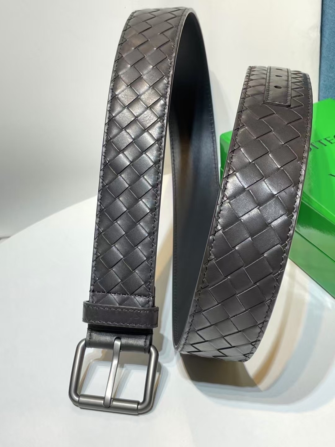 🔥🔥🆕純手工編織皮帶可為休閒裝或正裝造型增添優雅韻味，🔥是低調奢華的典範。[嘴唇]採用意大利柔軟的胎小牛皮全手工精工打造而成，錁色五金扣頭令其更顯獨特別緻、🔥[嘴唇]優雅迷人氣息。[強]4.0cm寬