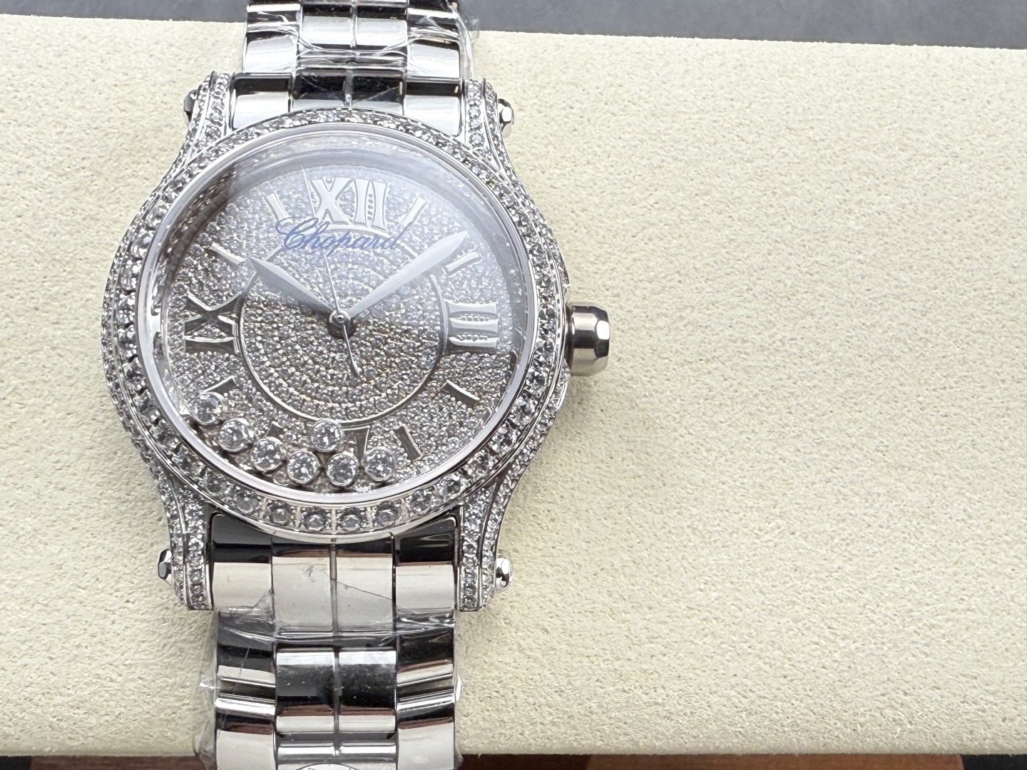 YF-新品🆕 滿鑽 快樂鑽36mm
2025最新款滿天星   原裝搭配美洲鰐魚錶帶 搭配2892機芯 蕭邦（HAPPY DIAMONDS）作為蕭邦最暢銷的系列一直以細膩的手法詮釋蕭邦標誌性靈動鑽石的概念，此系列作品柔美而時尚，都說男戴萬國女戴蕭邦 有金（進）有鑽（賺）寓意也很好。錶盤內的鑽石滾珠可自由滑行轉動，時來運轉 財運滾滾，讓每一位女性都以最迷人的造型驚艷世人。 這次給大家帶來的蕭邦快樂鑽系列 這次給大家帶來的蕭邦快樂鑽系列 是肖邦旗下最具代表性的腕表 最有特色的夾層玻璃的7顆，7顆鑽石產生自旋