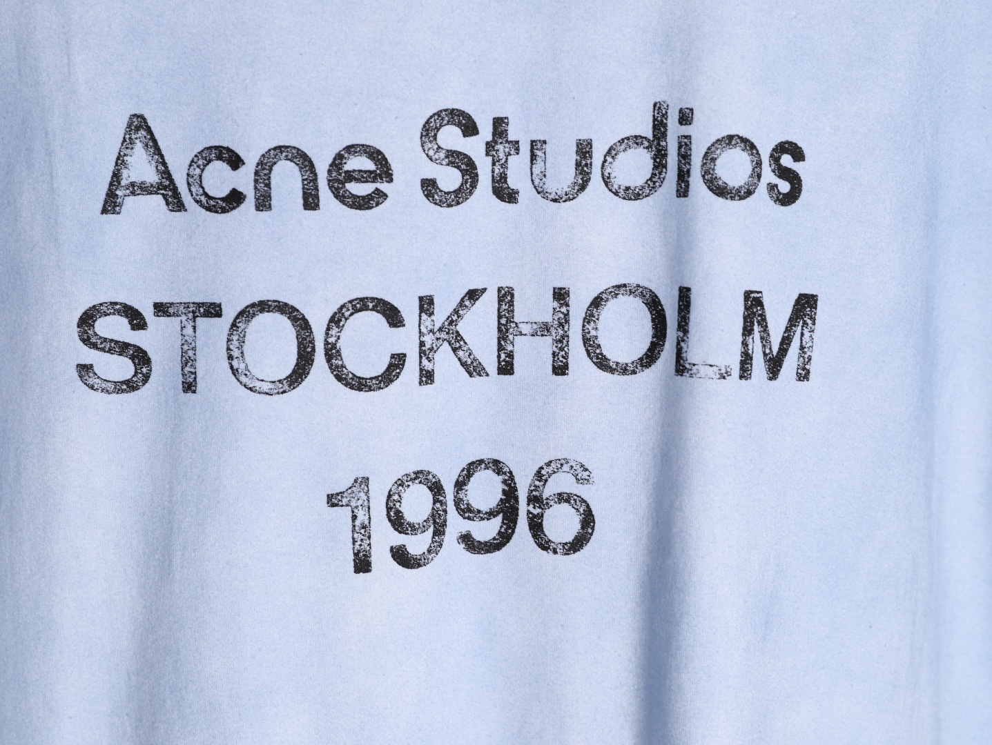 🔝Acne Studios 26SS 1996字母印花短袖T恤
面料是定制定染的32支220g原版雙紗棉，胚布經過高盂環保染色，裁大貨前還要進行高溫環縮水，降低縮水率的同時使得手感更柔軟舒適，印花方面必須五層膠漿，第一遍必須為進口打底漿，填平布料上極為細小的線洞，再由高溫床烤乾再劇頗色，採用油墨因熱平網印花，一共刷五層，每一層間隔為時間為30分鐘，才能保證出來的成品保持原版的質感，全套開發輔料
尺碼：S-XL