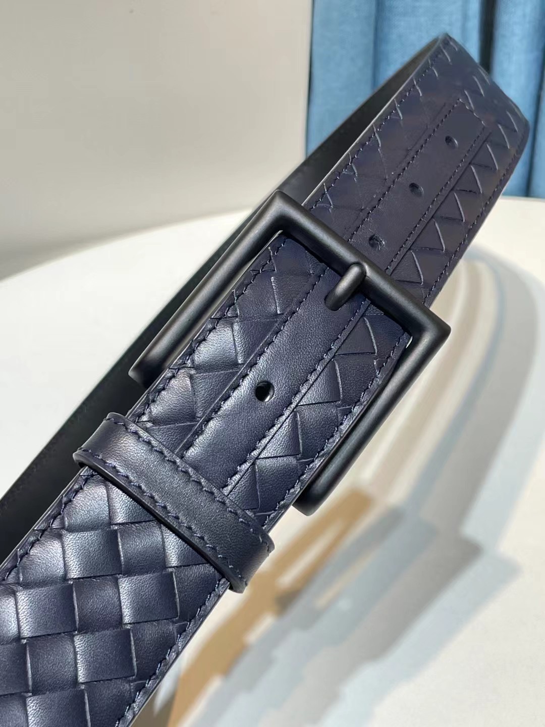 🔥🔥新 🆕純手工編織皮帶可為休閒裝或正裝造型增添優雅韻味，🔥是低調奢華的典範。[嘴唇]採用意大利柔軟的胎小牛皮全手工精工打造而成，鎳色五金扣頭令其更顯獨特別緻、🔥[嘴唇]優雅迷人氣息。[強]4.0cm寬