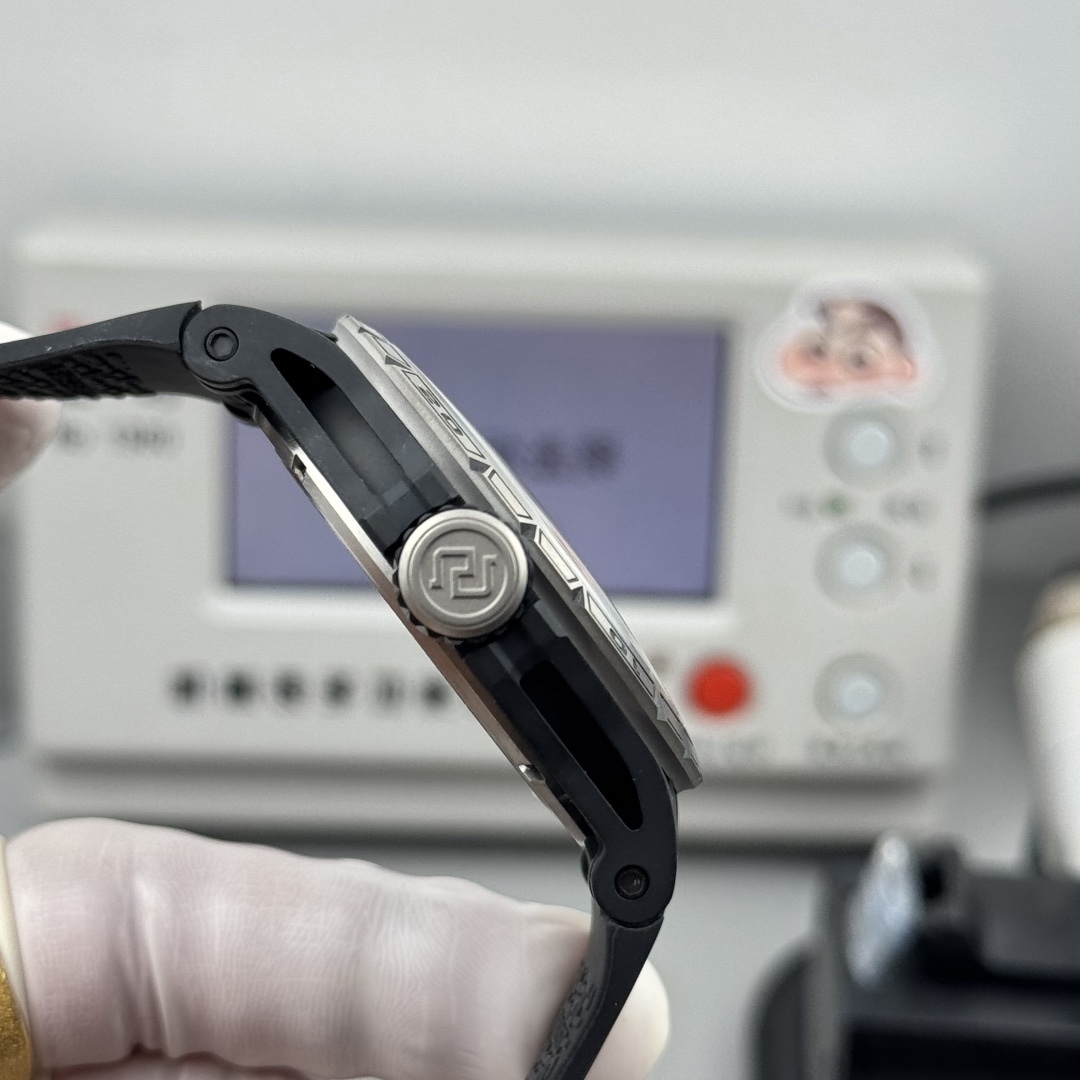 『新廠-NEW Factory』羅傑杜彼王者競速倍耐力單行陀飛輪#全鏤空背透高級感型號分別：RDDBEX0815、RDDBEX0817腕表，這款腕表極具羅傑杜彼品牌代表性的設計，星型的框架設計，凱爾特十字架形陀飛輪，配有秒盤和小秒針，更顯機械感，幾乎一眼就可識別。表殼直徑45mm，厚度13.5毫米，搭載海鷗定制RD505SQ手動上鏈機芯，機芯上夾板與魚鱗紋打磨在內的各種超卓精修。          
（非市面其他小廠可比）
注：特點 
1.表殼：鈦合金表殼與原裝同步。
2.機芯：一體陀飛輪機芯以六方位精准