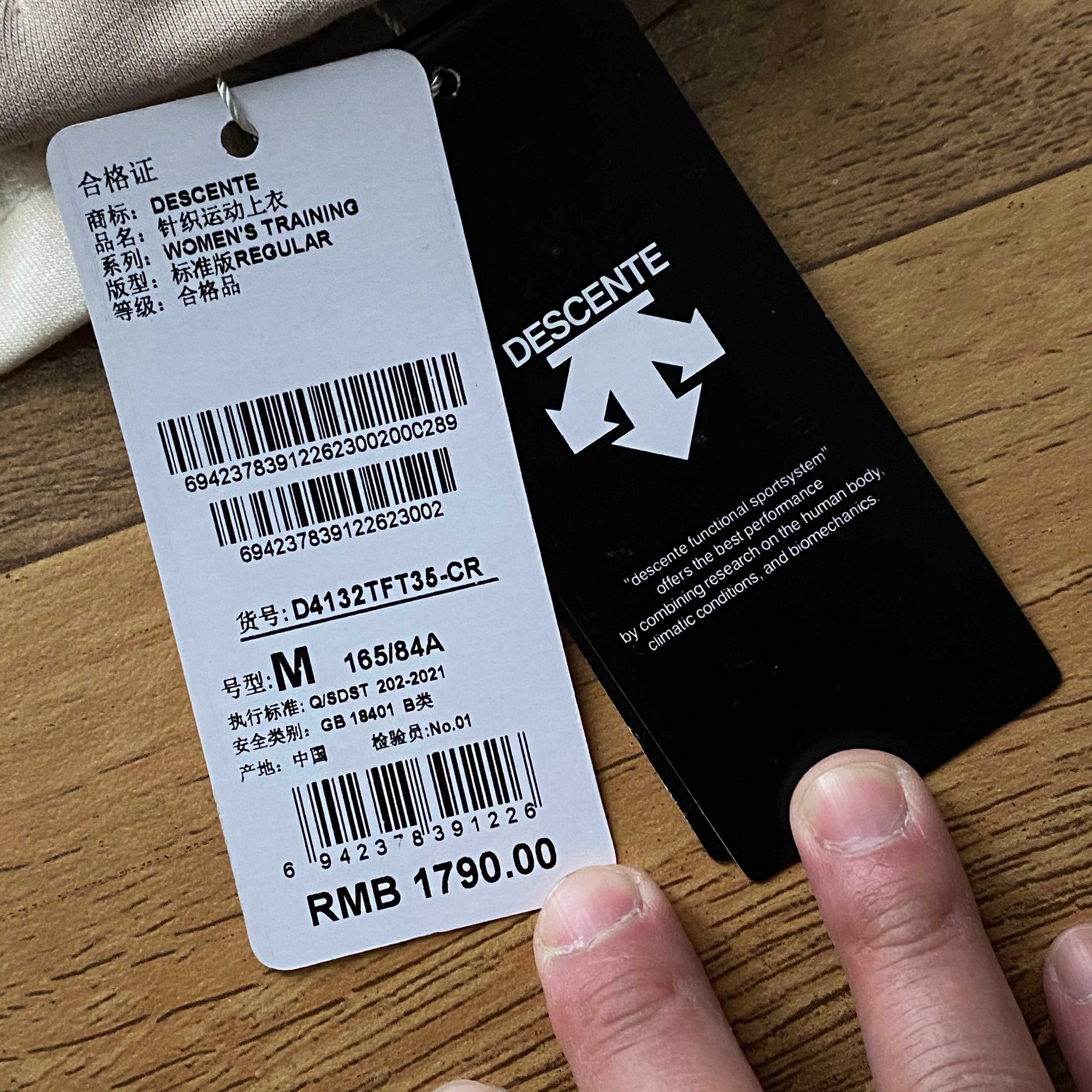 DST女款拼接連帽開衫春秋外套 新款女外套DESCENTE迪桑特空氣層面料輕盈柔軟舒適女士針織運動外套 採用空氣層面料製成的針織運動外套。色澤柔和溫暖，觸感輕柔順。腋下兩側拼色撞色搭配，時尚大氣版型舒適，搭配卡其拉鍊細節，更添女性化氣息。 面料:聚酯纖維84.1%氨綸15.9% 柔軟/彈性/舒適 常規合身款/運動休閒 柔舒軟適不失感質，青春時髦的氣質蔓延開來！初秋需要的時尚質感保暖！一件很很牛贊！很帥！顏高值單品！原原廠單！三標齊全品！質巨棒！
顏色：如圖
