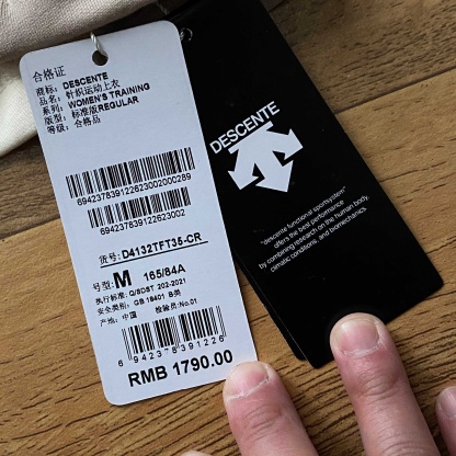 DST女款拼接連帽開衫春秋外套 新款女外套DESCENTE迪桑特空氣層面料輕盈柔軟舒適女士針織運動外套 採用空氣層面料製成的針織運動外套。色澤柔和溫暖，觸感輕柔順。腋下兩側拼色撞色搭配，時尚大氣版型舒適，搭配卡其拉鍊細節，更添女性化氣息。 面料:聚酯纖維84.1%氨綸15.9% 柔軟/彈性/舒適 常規合身款/運動休閒 柔舒軟適不失感質，青春時髦的氣質蔓延開來！初秋需要的時尚質感保暖！一件很很牛贊！很帥！顏高值單品！原原廠單！三標齊全品！質巨棒！
顏色：如圖
