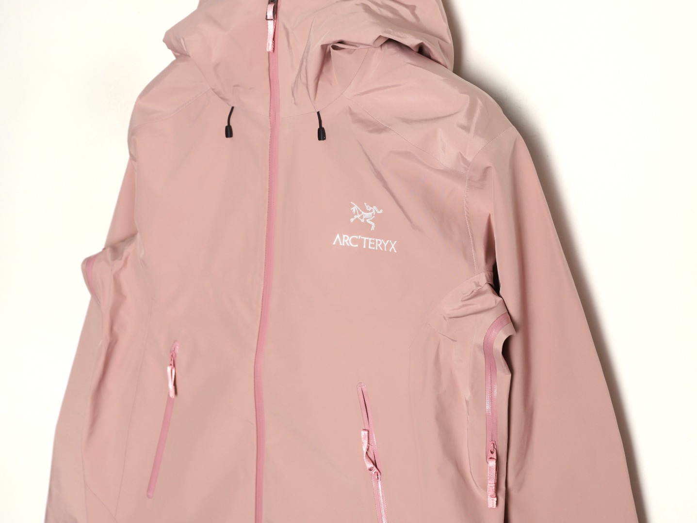 🔝ARC‘TERYX 始祖鳥 BETA LT戶外防水硬殼衝鋒衣
市場獨家全溢膠版本 一比一細節還原
YB四次壓膠工藝 整衣3D立體仿生學設計衣長臂彎 TRI-DURANCE防水防雨面料 自行區別市面先行版本 原包裝原標 全套輔料定制 整衣 腋下YKK雙向拉鍊 五金全部開模定制
R1 SIZE：S-XXL