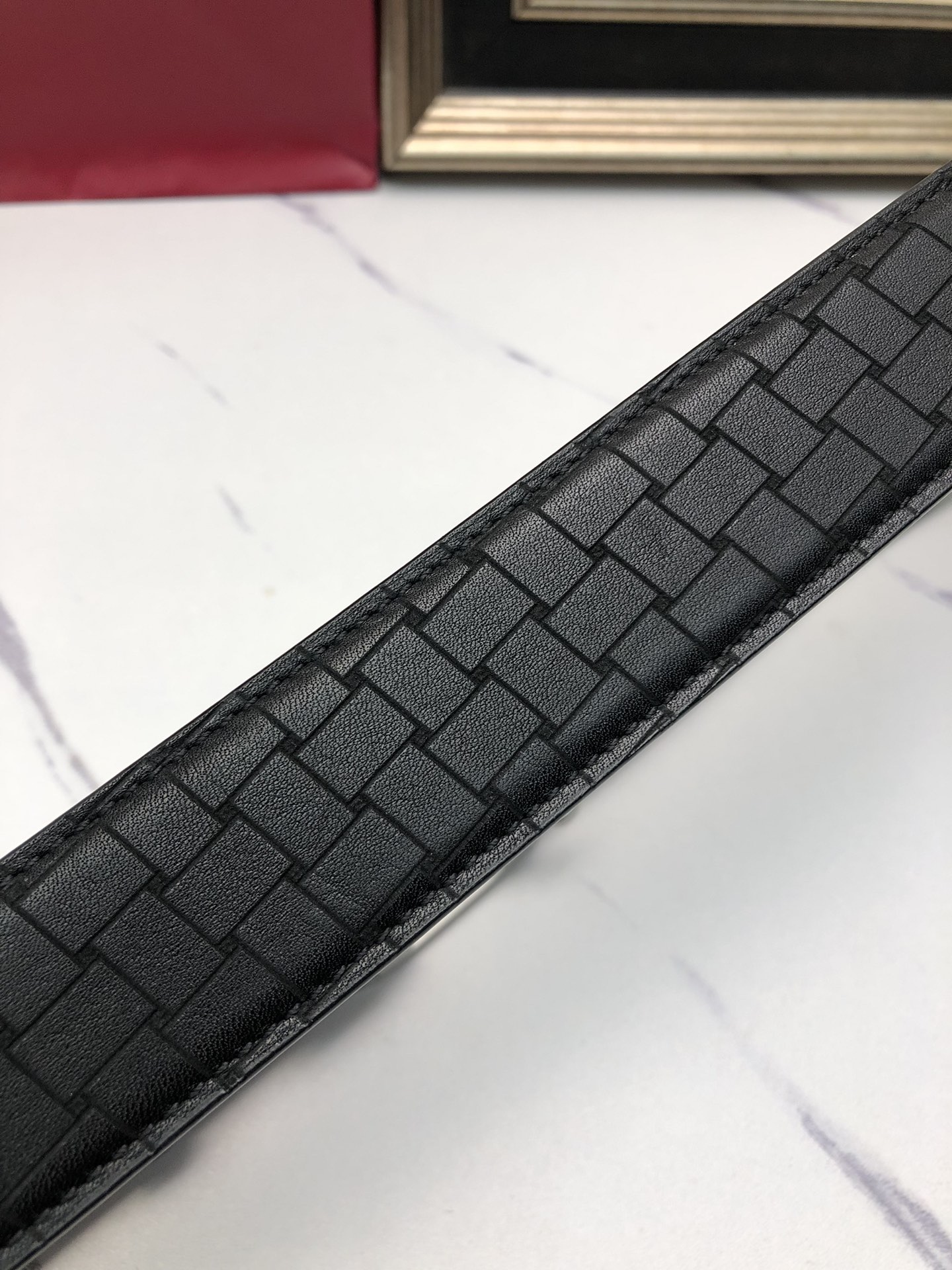 華倫天奴：原單頭層牛皮燙印花紋面，內襯頭層小牛皮底，搭配原單自動扣，可裁剪的自動帶，此款腰帶面雙採用意大利原定廠制進口牛皮帶身 ，對專版櫃足寬3.5