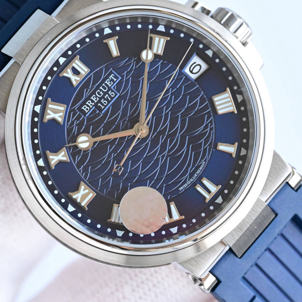 CF新品發佈會，寶璣-Breguet
航海MARINE航海系列5517款腕表，航海天文鐘的起源作品，“時計本是兵家利器”說的就是這款腕表，鐘錶界的巨作。工廠全面抄寫原裝數據，98%還原殼型字面，彰顯原裝優雅硬朗的氣質，原裝同款777A自動機械機芯，鐫刻獨立編號與寶璣先生簽名。直徑40毫米。正反均為藍寶石防刮玻璃，旋入式防水錶冠。實測防水深度100米。搭配飾有太陽放射紋錶盤，配裝進口天然橡膠錶帶，以零頭的價格給您帶來原裝超值體驗。