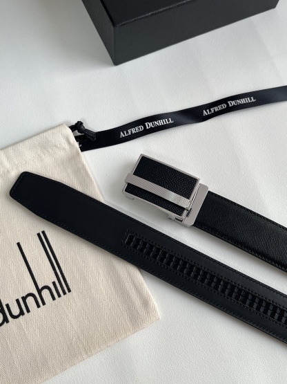 登喜路（Dunhill）是一家英國倫敦的男士奢侈品牌。皮帶以其精湛的工藝和經典的設計，成為男士配飾中的精品。皮帶的質感好、耐用性強，商務休閒百搭款！