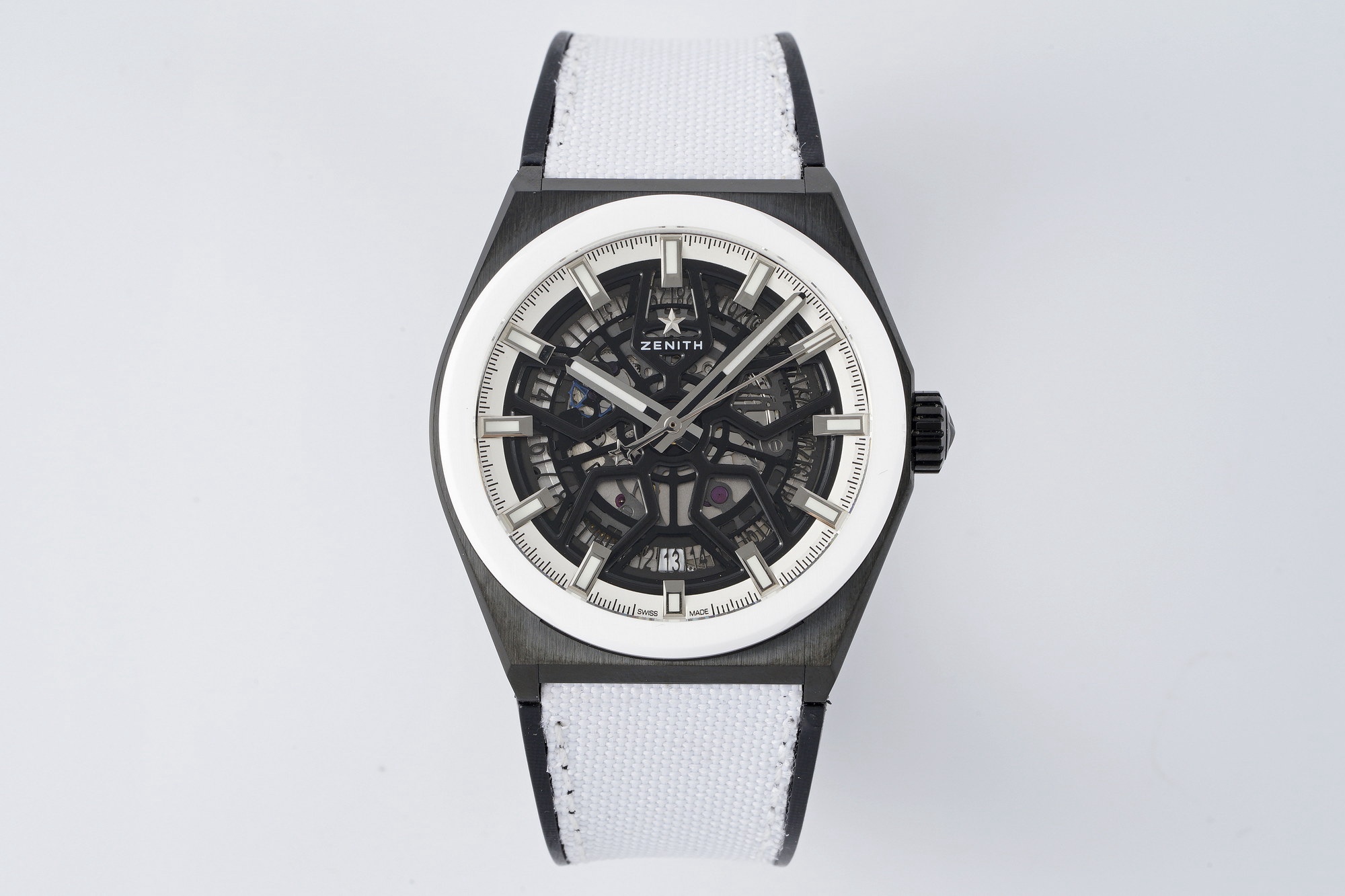 L真力時DEFY系列全新升級版，殼身 頭粒 機芯 表扣等均做了升級調整。一款根據路虎標誌性花輪轂設計而成的高顏值鏤空腕表。

原裝開模鑄造，極致還原表殼的每一處細節打磨倒角，盡顯原裝菱角分明、堅毅果敢的陽剛氣質。完美的41mm表經，適配大眾男性手寸，正裝休閒兩不誤。根據汽車輪轂設計而成的五角星錶盤，未來概念感十足。同步官網新款五角星折疊扣，搭載定製版Cal.670sk全自動機械機芯，鏤空日曆的大小與位置、機芯夾板、齒輪、五角星陀皆按原版機芯數據拆解鍛造而成。

LF臻品 陳奕迅Eason同款，時尚前衛、