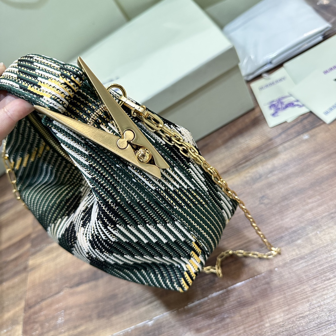 迷你鏈條版Peg手拿包全新mini
新增可拆卸金屬鏈條 實用性更強
尺寸16×10× 26cm.