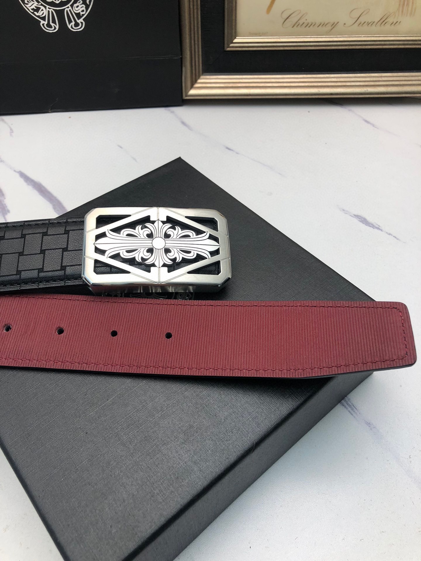 克羅星：原單頭層牛皮燙印花紋面，內襯頭層小牛皮底，搭配原單自動扣，可裁剪的自動帶，此款腰帶面雙採用意大利原定廠制進口牛皮帶身 ，對專版櫃足寬3.5