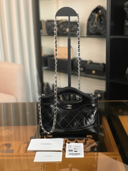 特▪️級鋼 大H實拍
全新到貨🆕𝗖𝗵𝗮𝗻𝗲𝟭 𝟮𝟓𝐏 羊皮系列
𝟥𝟣𝖡𝖺𝗀 𝖭𝖺𝗇𝗈 黑色

𝟐𝟓𝐏橫版𝟥𝟣𝗆𝗂𝗇𝗂可愛無敵𝖦𝖾𝗍❕
“包王”經典再現巧妙設計🪄
滿足了時髦精的在所期待啦…
軟萌感讓我毫無抵抗力〰️

五金：厚鍍𝟣𝟦𝖪淡金
皮料:   金標𝗓𝗉原廠小羊皮
尺寸：𝟣𝟩.𝟧*𝟤𝟢.𝟧*𝟥.𝟧 𝖼𝗆
3656