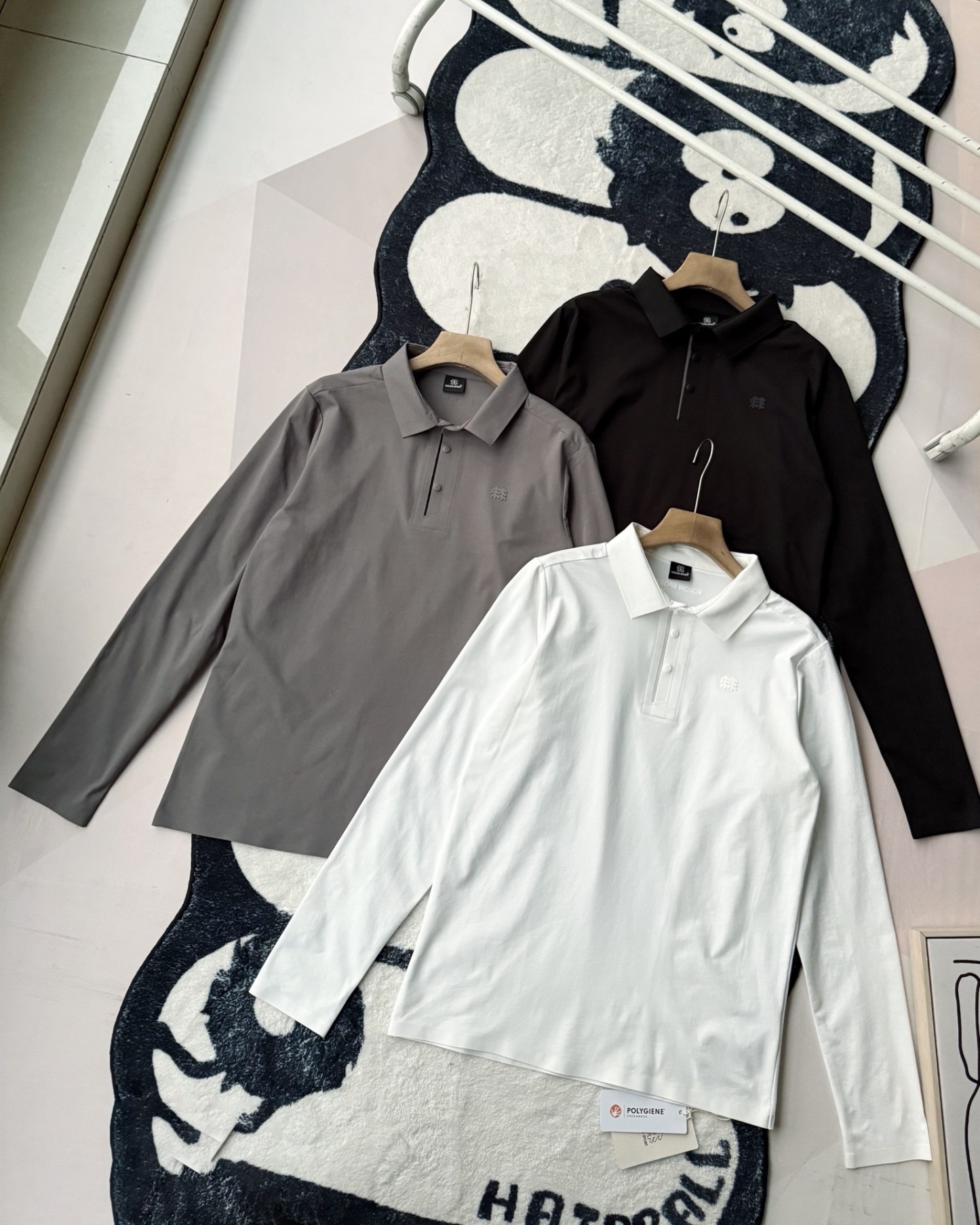 春季新款 KOLON SPORT可隆吸濕長袖防曬+抗菌SECOt恤翻領POLO
大身採用可隆自研面料，具有吸濕速乾，UPF215+防曬及Polygiene抑菌功能門襟採用激光切割工藝，結合肩部超聲波貼合工藝，提升細節品質感領口，門襟及下擺均採用熱壓工藝，外觀平整
